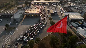 Türkiye'den gidiyorlar! Araç kuyruğunun ucu görünmedi