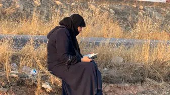 Ters dönene araçtan çıktı oturup Kur'an okudu
