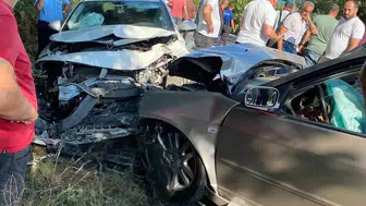 İki otomobil kafa kafaya çarpıştı