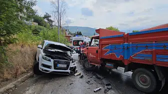 Kamyonet ile cip çarpıştı: 4'ü çocuk 5 yaralı