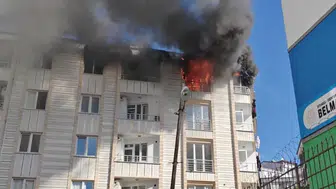 4 katlı bine alevlere teslim oldu