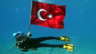 30 Ağustosu denizin dibinde bayrak açarak kutladı