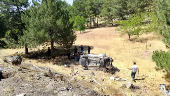 Hafif ticari araç şarampole uçtu: 3 yaralı