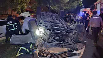 Hafif ticari araç devrildi: 2 yaralı
