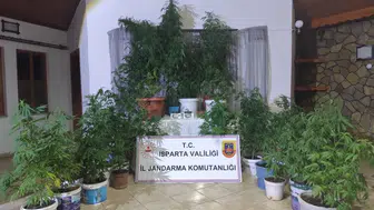 Jandarma uyuşturucu tacirlerine geçir vermedi