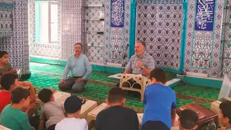 Kur'an kurslarını gezip okul tanıtımı yapıyor