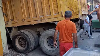 Freni patlayan tır dükkana daldı
