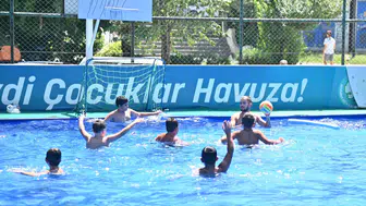 Çocuklar yazı doyasıya yüzerek geçiriyor