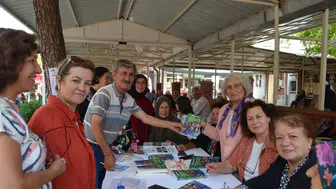 Sevilen yazar imza gününde sevenleriyle bir araya geldi