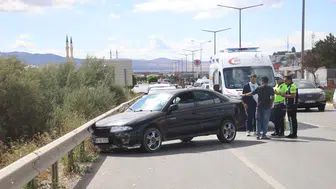 Bariyerlerle tırın arasında sıkışan otomobil metrelerce sürüklendi