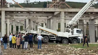 İnşaatta beton mikseri devrildi: 1 ölü