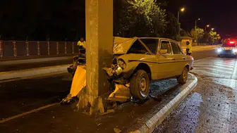 Otomobil direğe ok gibi saplandı