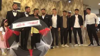 Düğünde görenler dönüp bir daha baktı! Hem takı hem de üzerindeki not bomba