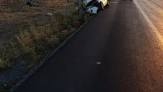 Otomobil direğe ok gibi saplandı: 3 yaralı