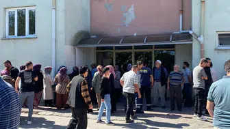 Ceviz toplamak için çıktığı ağaçta elektrik akımına kapıldı