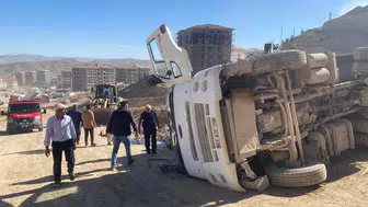 Şantiyede hafriyat kamyonu kontrolden çıktı