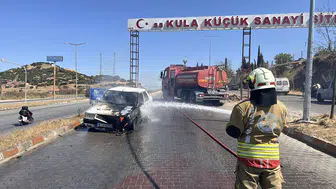 Seyir halindeki otomobil alev aldı