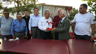 Yolları yapılan köylülerden Başkan’a plaketli teşekkür