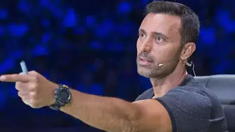 Tepkiler sonrası ünlü isim sahneye çıkıp özür diledi