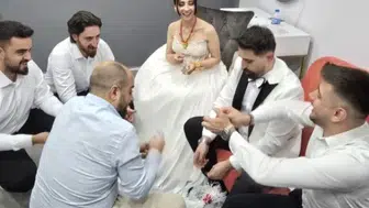 Damadın arkadaşlarının taktığını gören şok etti