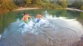 Arkadaşlarının gözü önünde boğuldu