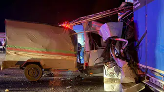 Tarım işçilerini taşıyan minibüs  tıra çarptı