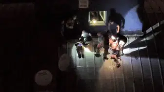 Kendisini kurtarmaya gelen ekiple birlikte çatıda mahsur kaldılar