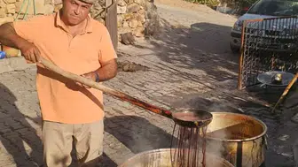 Yıl boyunca emek veriyor, pekmezin en doğalını üretiyor