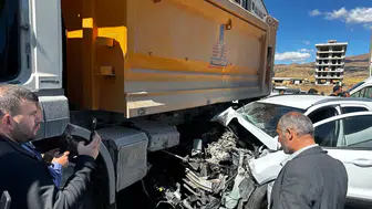 Kamyon ile otomobil çarpıştı: 3 yaralı