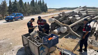 Elektrik direğinin demirlerini çalarken yakalandılar