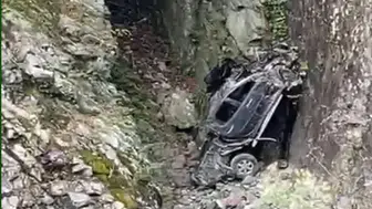 Araç uçuruma yuvarlandı: 1 ölü, 1 yaralı