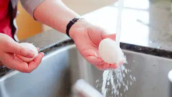 Yumurta Yıkanır mı? Uzmanlar Uyardı: Sağlığınızı Tehlikeye Atıyor Olabilirsiniz!