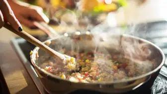 Yemekleri Yeniden Isıtırken Bunlara Dikkat! Uzmanlardan Hayati Uyarılar