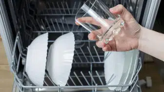 Mat Bardaklara Veda! Bu 4 Yöntemle Camlar Kristal Gibi Parlıyor