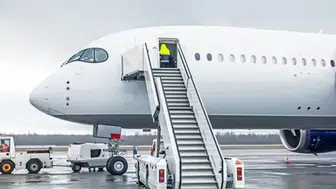 Uçaklara Neden Hep Sol Taraftan Biniliyor? Yüzyıllık Kuralın Nedeni Ortaya Çıktı