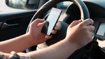 Direksiyonda telefon kullananlar dikkat: Ceza ve ehliyet yaptırımı gündemde