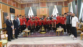 Başkan Balaban Yunusemreli sporcularla bir araya geldi