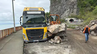 Sarp Sınır Kapısı yolunda korkutan heyelan