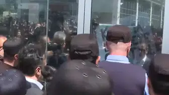 Polisler tahliye için CHP Genel Merkezi'nde