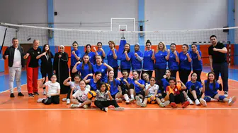 Sporcular ve annelerinden mini voleybol turnuvası
