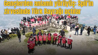 Gençlerden anlamlı yürüyüş: Spil'in zirvesinde Türk Bayrağı açtılar