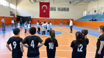 Öğrenciler geleneksel çocuk oyunlarında yarıştı
