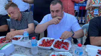 Bakın bir oturuşta kaç kilo kiraz yemiş