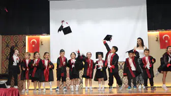 Minik öğrencilerden duygu dolu veda