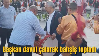 Başkan davul çalarak bahşiş topladı