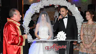 Manisa’da düğünde renkli anlar: Temsili nikah töreni davetlileri eğlendirdi