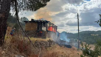 Ahırda çıkan yangın az kalsın felakete dönüşüyordu