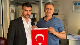 MHP Şehzadeler İlçe Başkanı Taşkıran Türk Bayrağı dağıttı