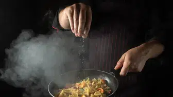 Yemeğin tuzu neden restoranda daha dengeli? Şeflerin kullandığı 5 temel teknik