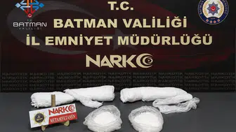 Kolundaki alçıya bakın ne koymuş!